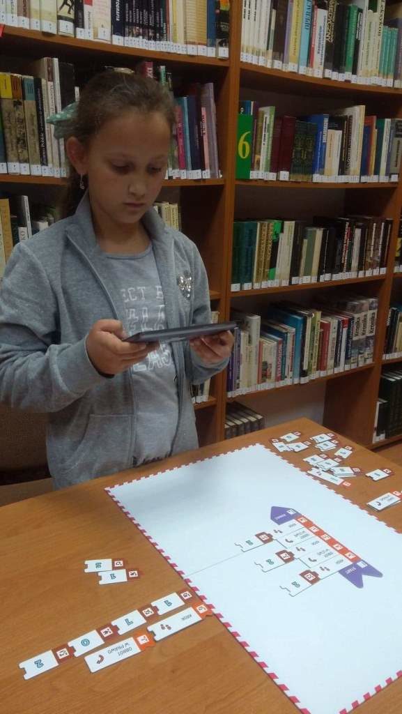 Dzieciaki podczas kodowania w Bibliotece