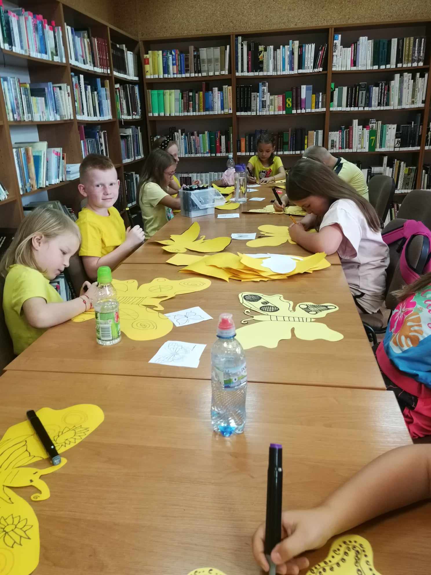 wakacje w bibliotece, zabawy z kolorem żółtym