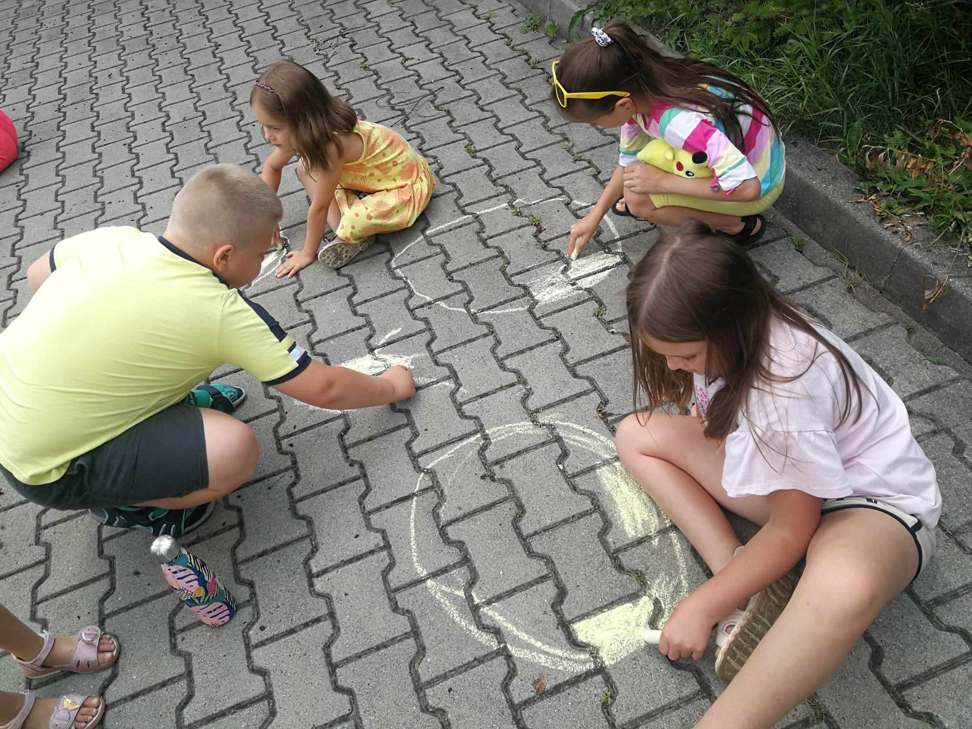 wakacje w bibliotece, zabawy z kolorem żółtym