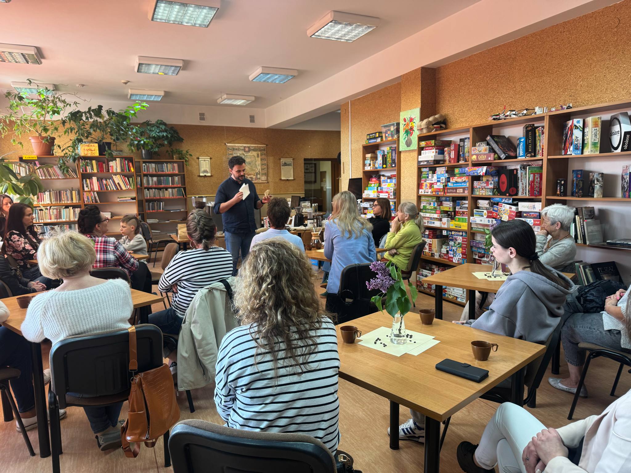 uczestnicy zajęć z baristą słuchają wykładu