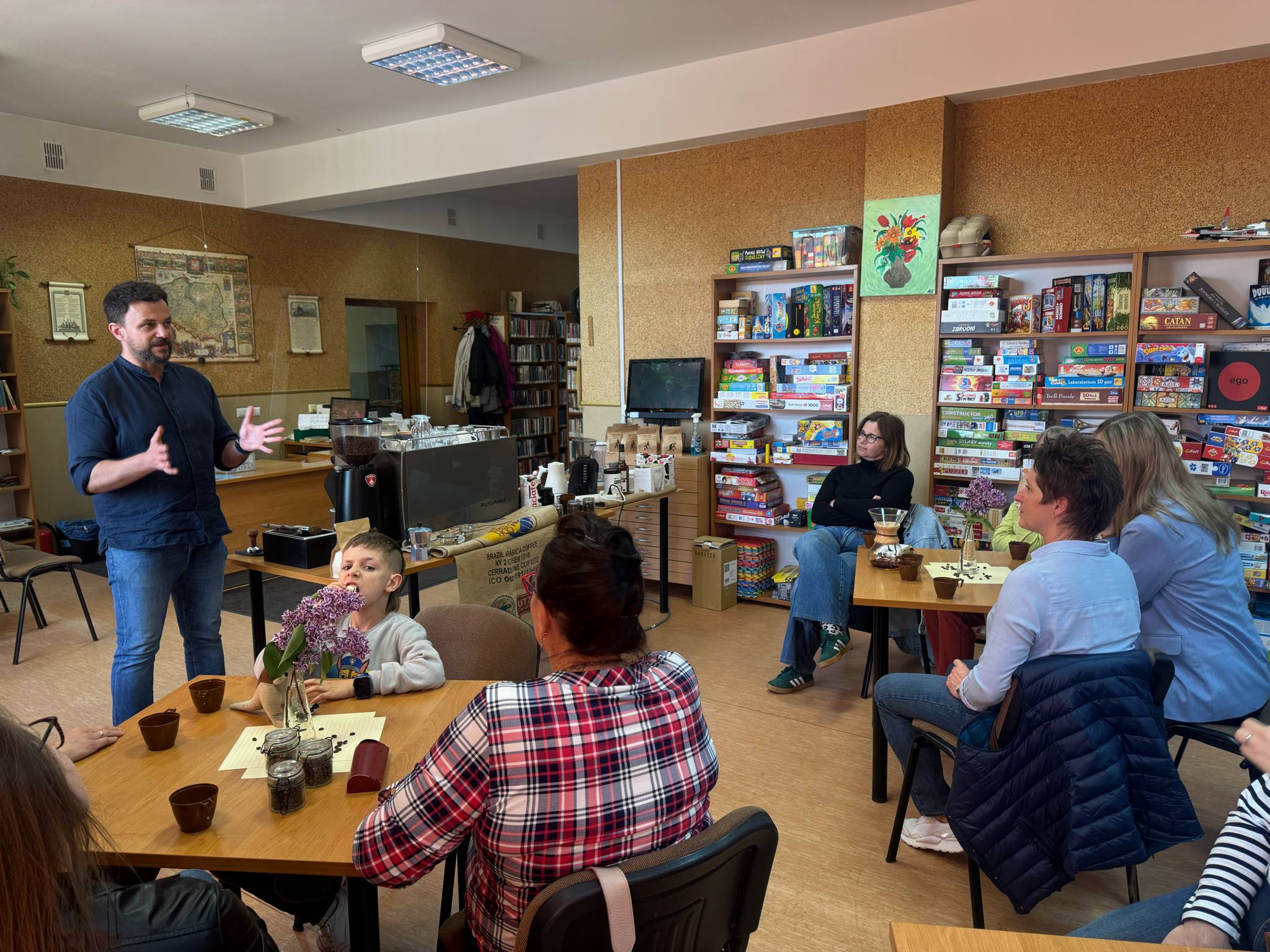 uczestnicy zajęć z baristą słuchają wykładu