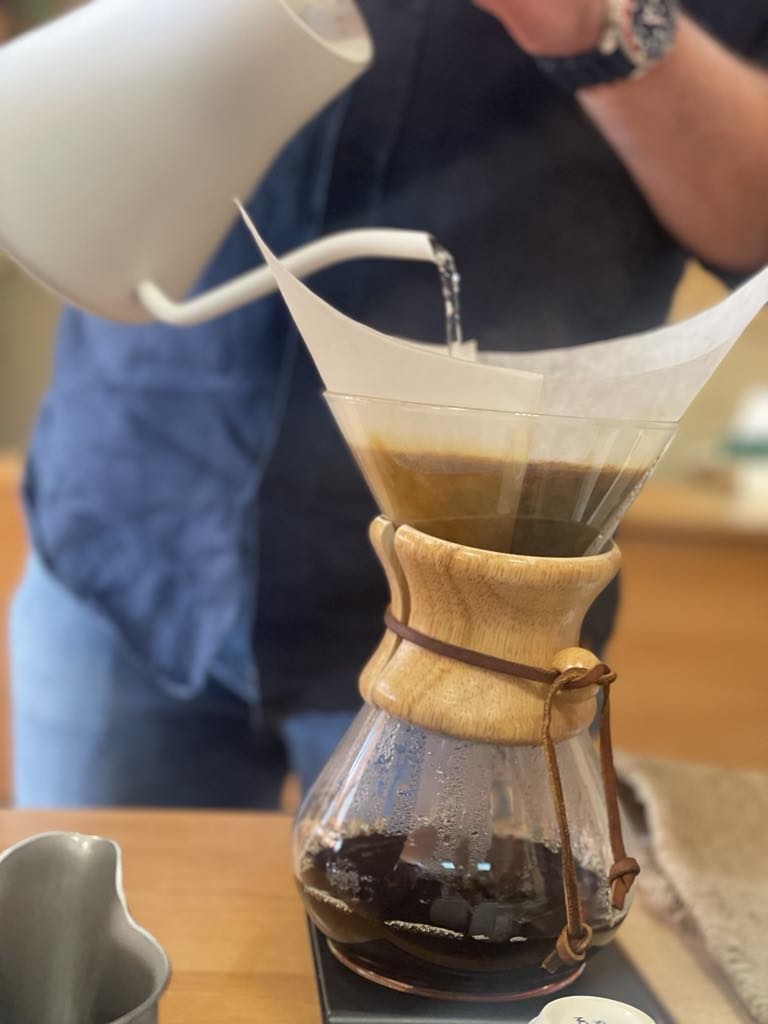 parzenie kawy w naczyniu chemex