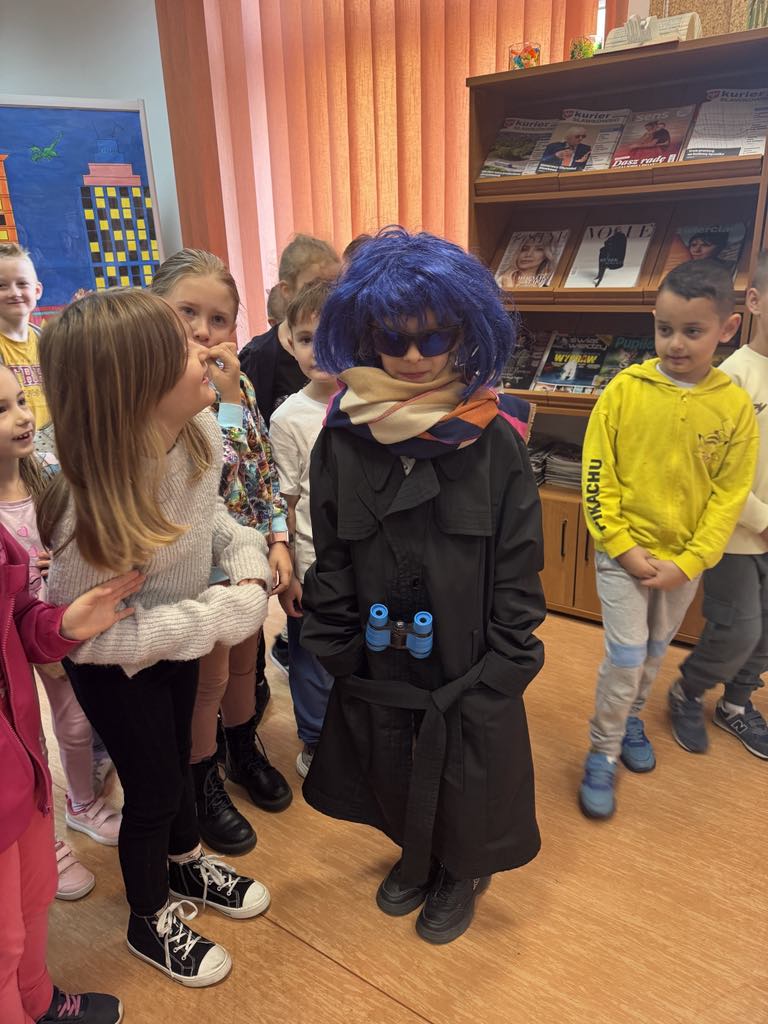 dziewczynka przebrana za detektywa