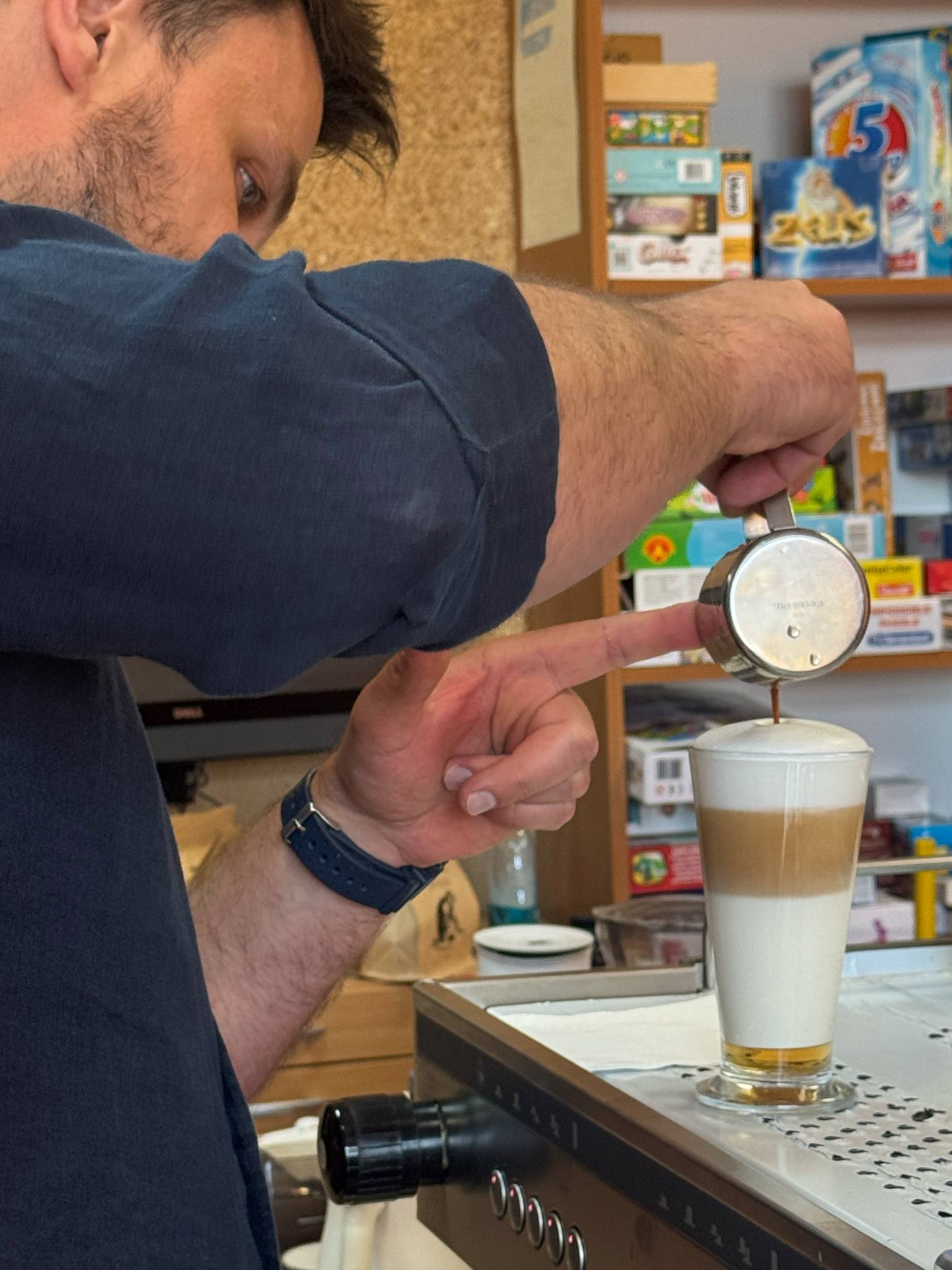 barista przygotowuje caffe latte