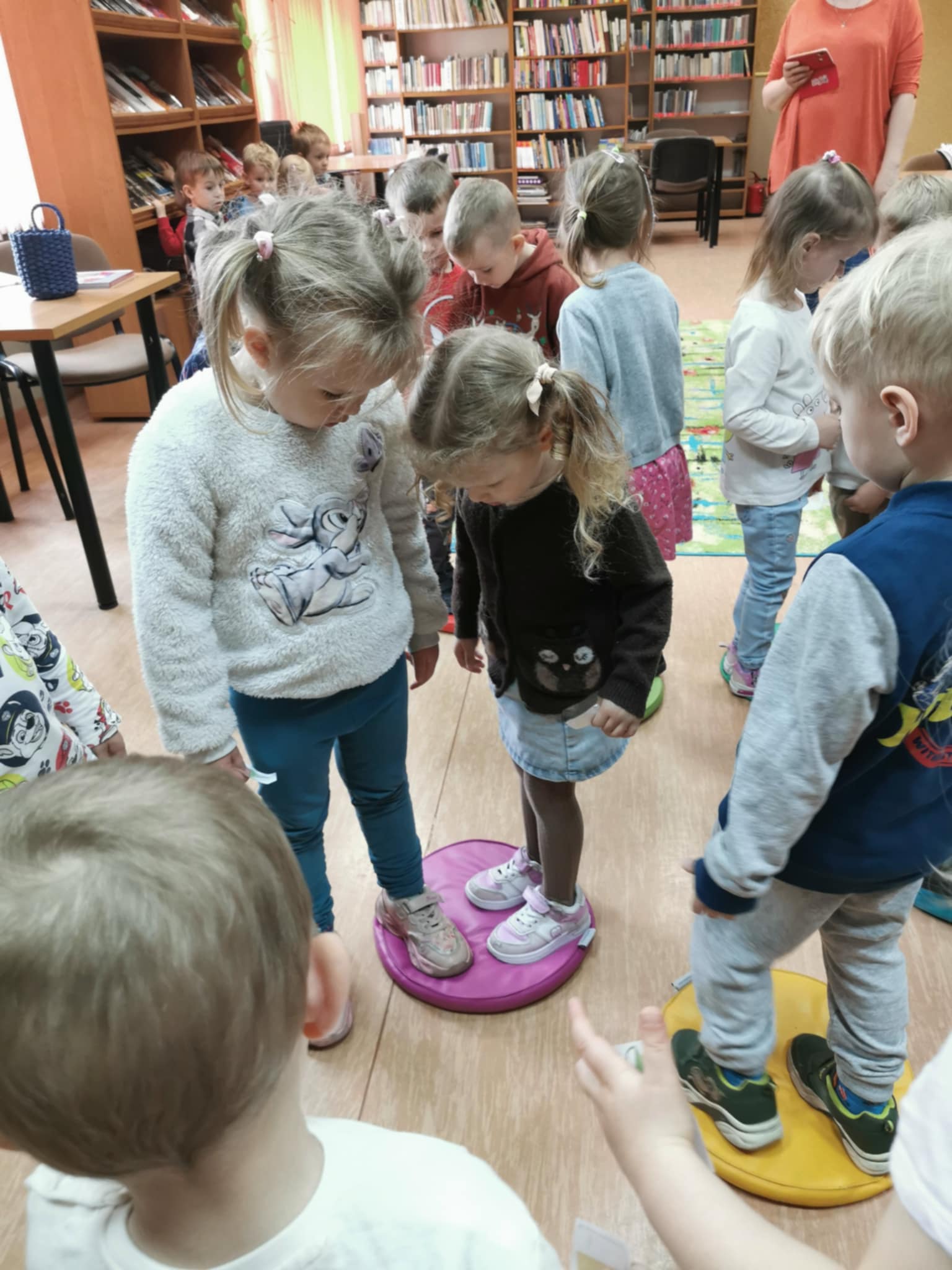 zapoznanie z biblioteką, zabawa ruchowa