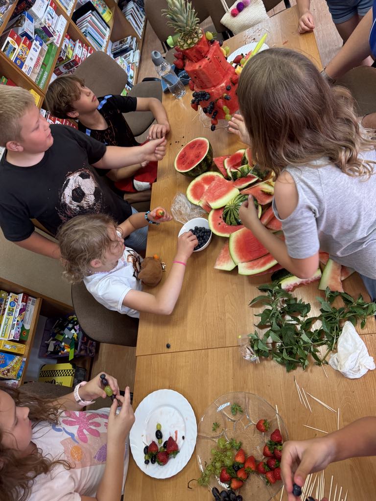 dzieci wykonują arbuzowy tort