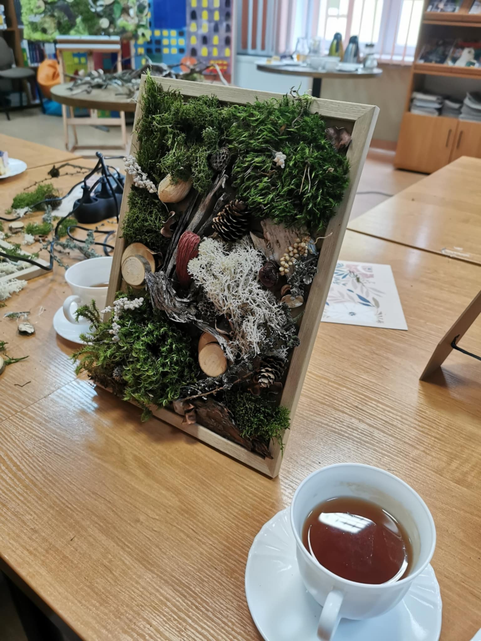 Obchody Dnia Seniora w Bibliotece wykonywanie żywych obrazów