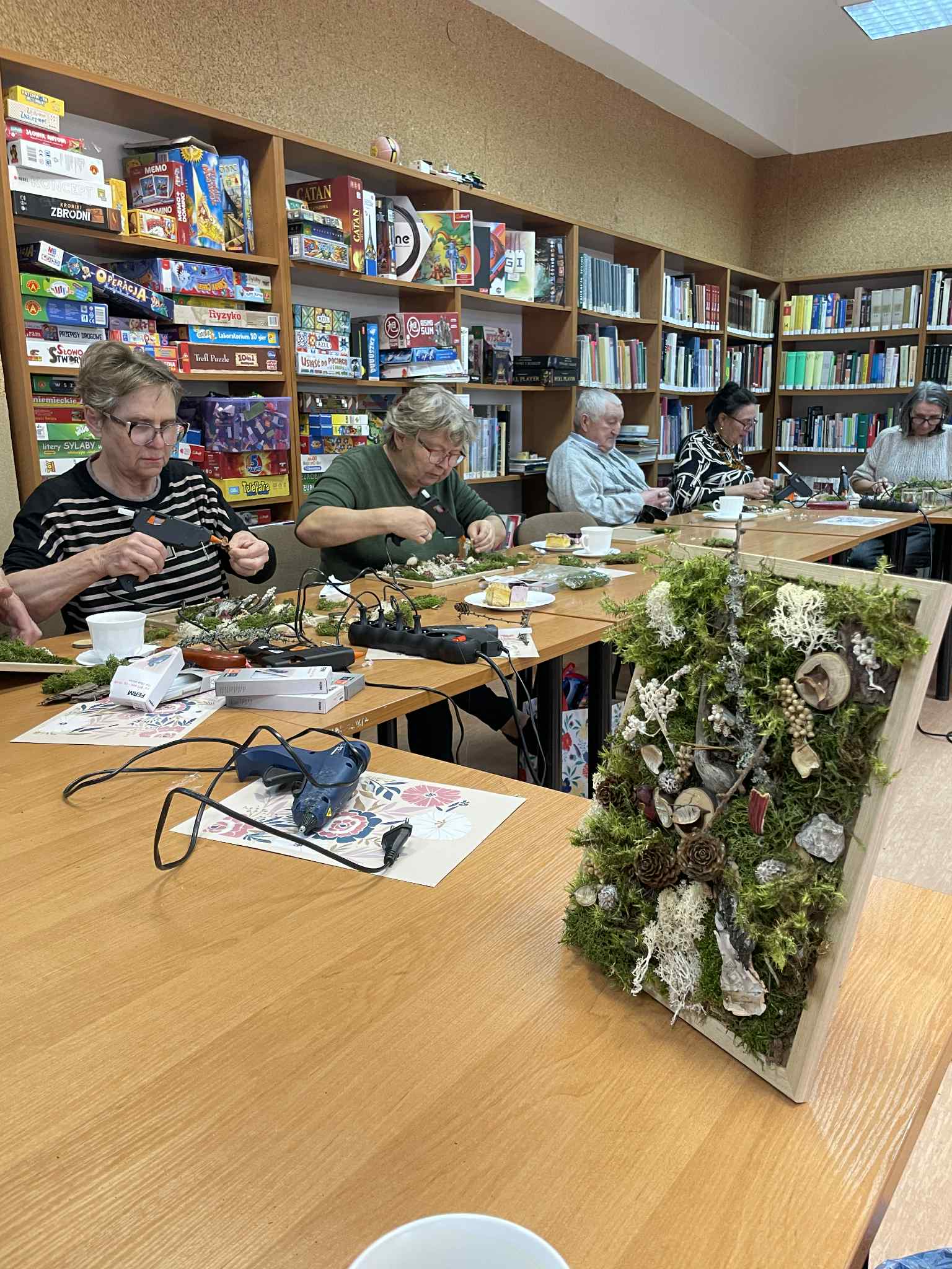 Obchody Dnia Seniora w Bibliotece wykonywanie żywych obrazów
