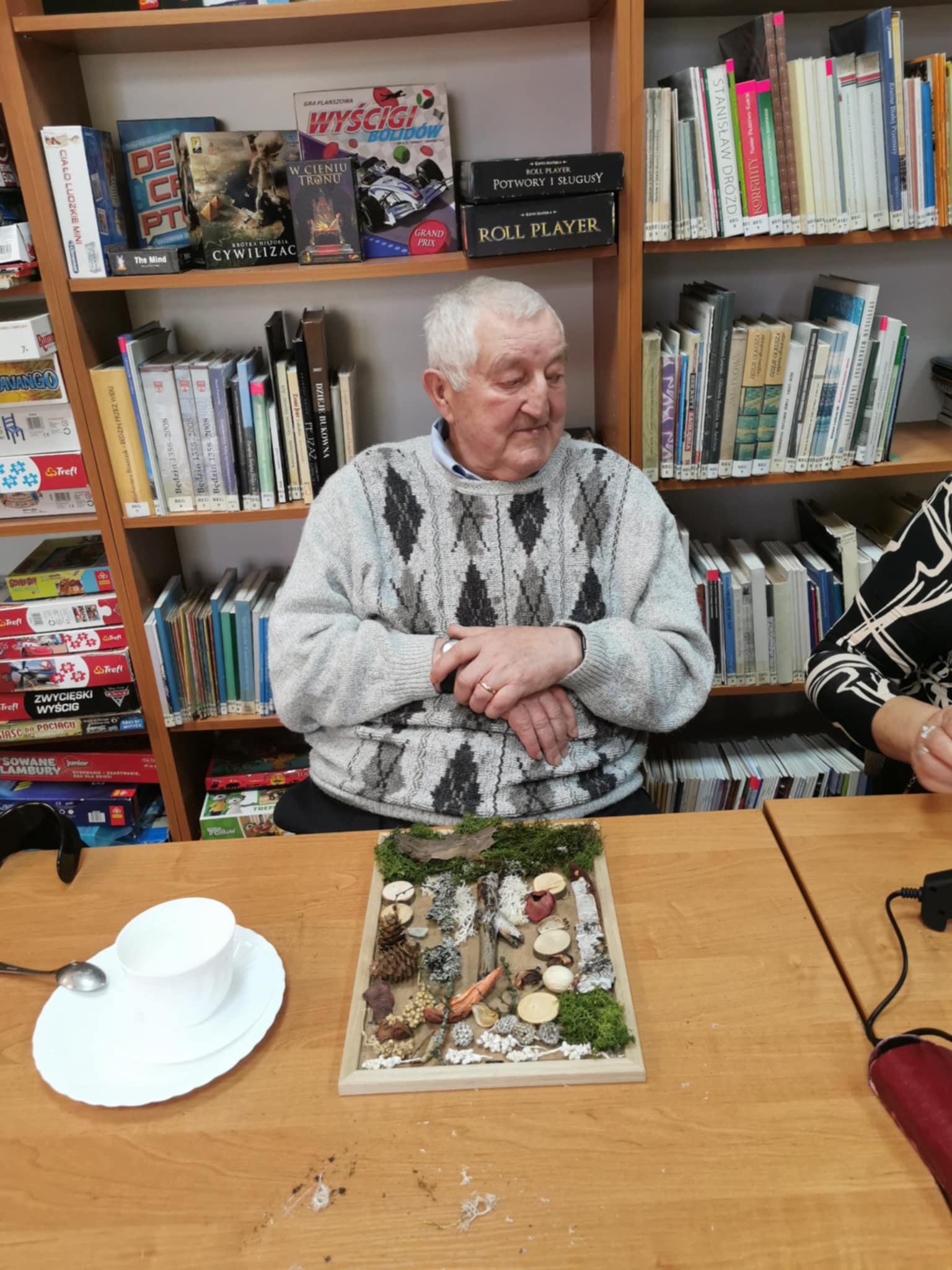 Obchody Dnia Seniora w Bibliotece wykonywanie żywych obrazów