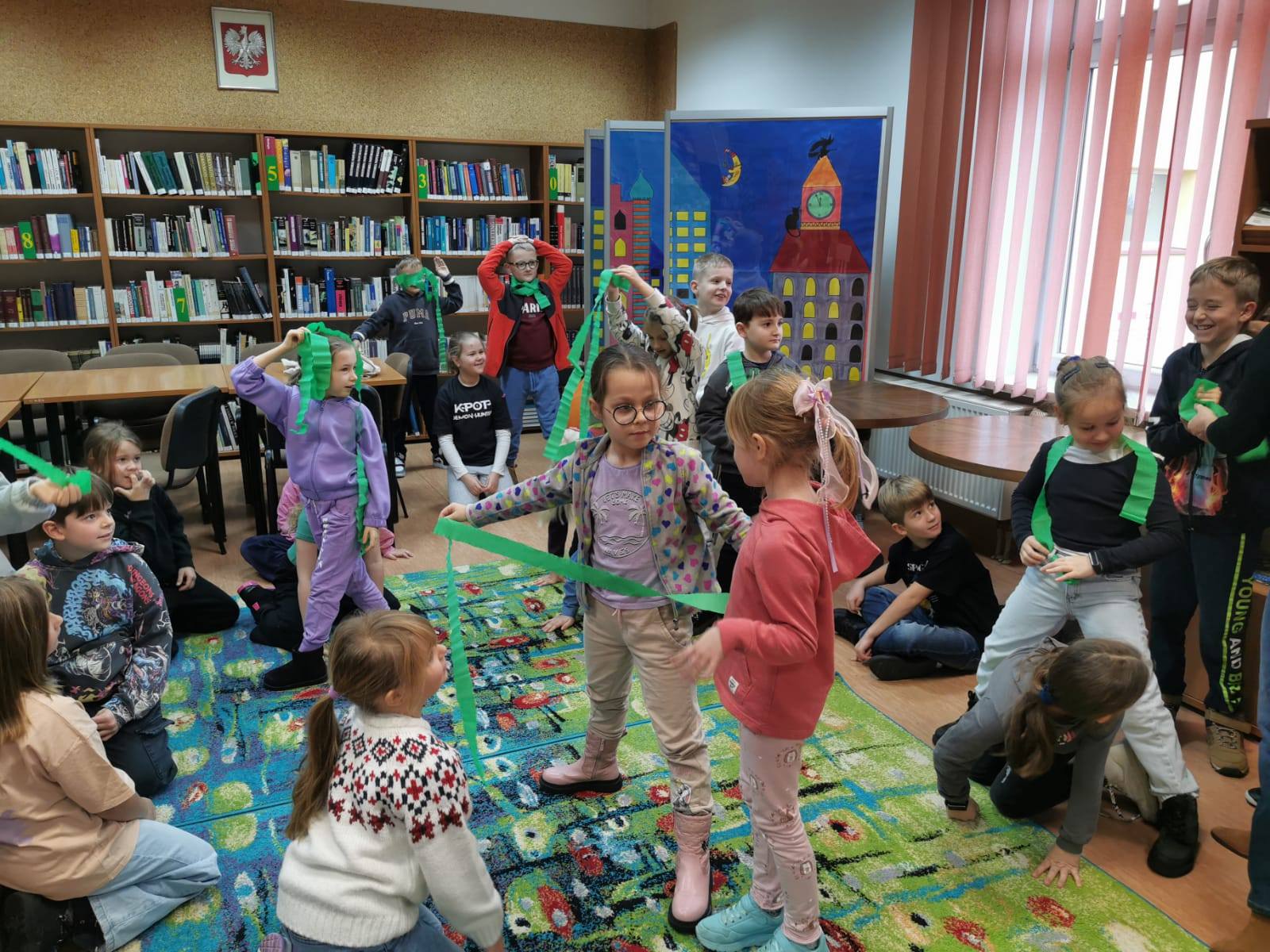 Z okazji Tygodnia Edukacji Globalnej, uczniowie klasy 1a z wychowawcą Panią Anną Kołodziejczyk oraz uczniowie klasy 2a z wychowawcą Panią Iloną Redel ze Szkoły Podstawowej nr 2 w Sławkowie wzięli udział w warsztatach ekologicznych pt. „Adaptacja do zmian klimatycznych".