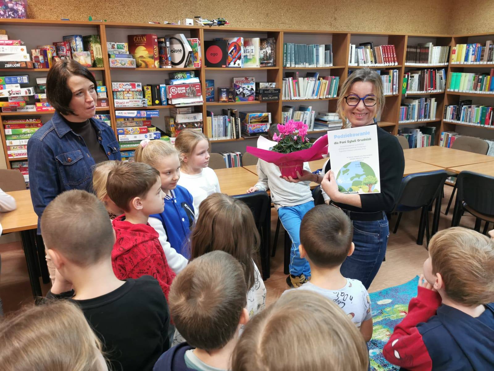 Z okazji Tygodnia Edukacji Globalnej, uczniowie klasy 1a z wychowawcą Panią Anną Kołodziejczyk oraz uczniowie klasy 2a z wychowawcą Panią Iloną Redel ze Szkoły Podstawowej nr 2 w Sławkowie wzięli udział w warsztatach ekologicznych pt. „Adaptacja do zmian klimatycznych".