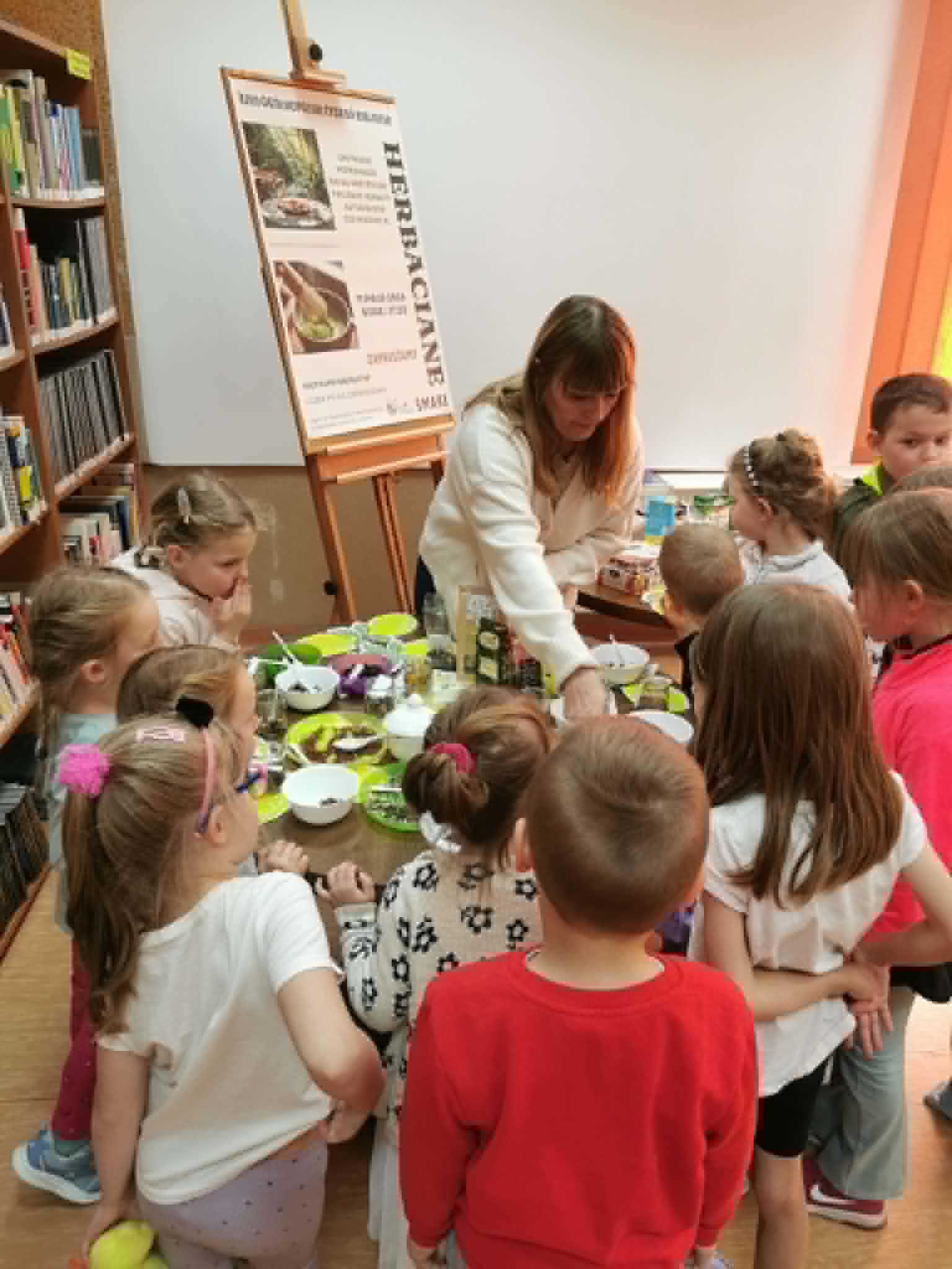 Za nami niezwykła, aromatyczna przygoda! W naszej Bibliotece odbyła się wyjątkowa impreza czytelnicza dla przedszkolaków, którzy biorą udział w ogólnopolskiej akcji „Mała książka – wielki człowiek”.