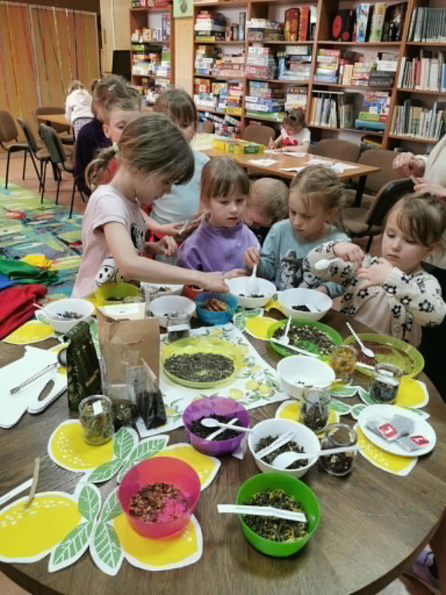 Za nami niezwykła, aromatyczna przygoda! W naszej Bibliotece odbyła się wyjątkowa impreza czytelnicza dla przedszkolaków, którzy biorą udział w ogólnopolskiej akcji „Mała książka – wielki człowiek”.