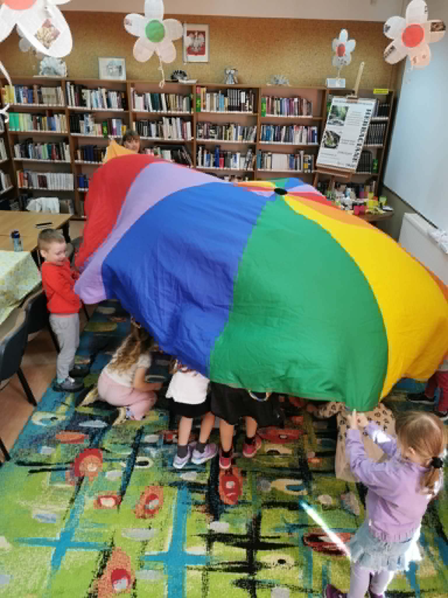 Za nami niezwykła, aromatyczna przygoda! W naszej Bibliotece odbyła się wyjątkowa impreza czytelnicza dla przedszkolaków, którzy biorą udział w ogólnopolskiej akcji „Mała książka – wielki człowiek”.