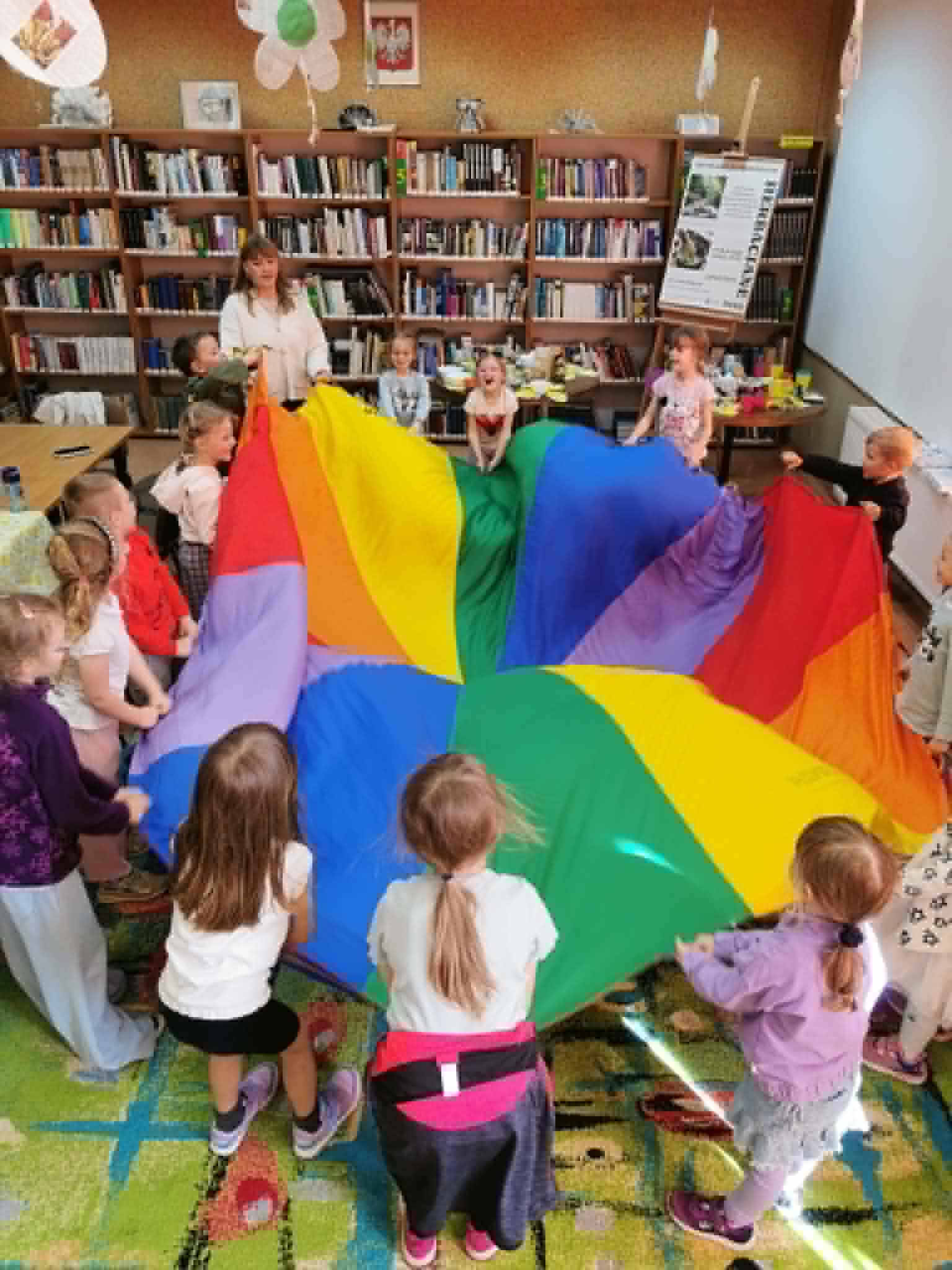 Za nami niezwykła, aromatyczna przygoda! W naszej Bibliotece odbyła się wyjątkowa impreza czytelnicza dla przedszkolaków, którzy biorą udział w ogólnopolskiej akcji „Mała książka – wielki człowiek”.
