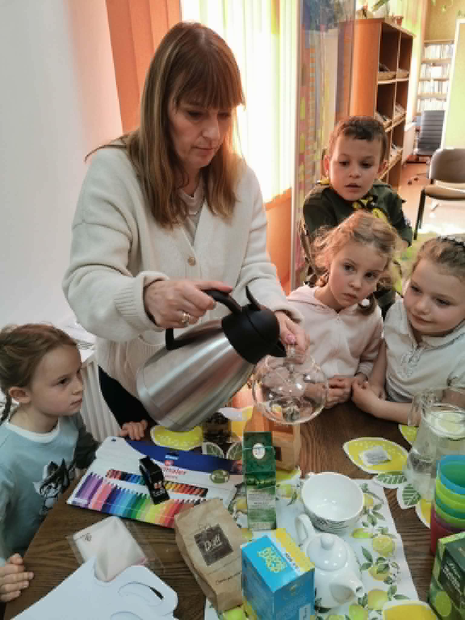 Za nami niezwykła, aromatyczna przygoda! W naszej Bibliotece odbyła się wyjątkowa impreza czytelnicza dla przedszkolaków, którzy biorą udział w ogólnopolskiej akcji „Mała książka – wielki człowiek”.