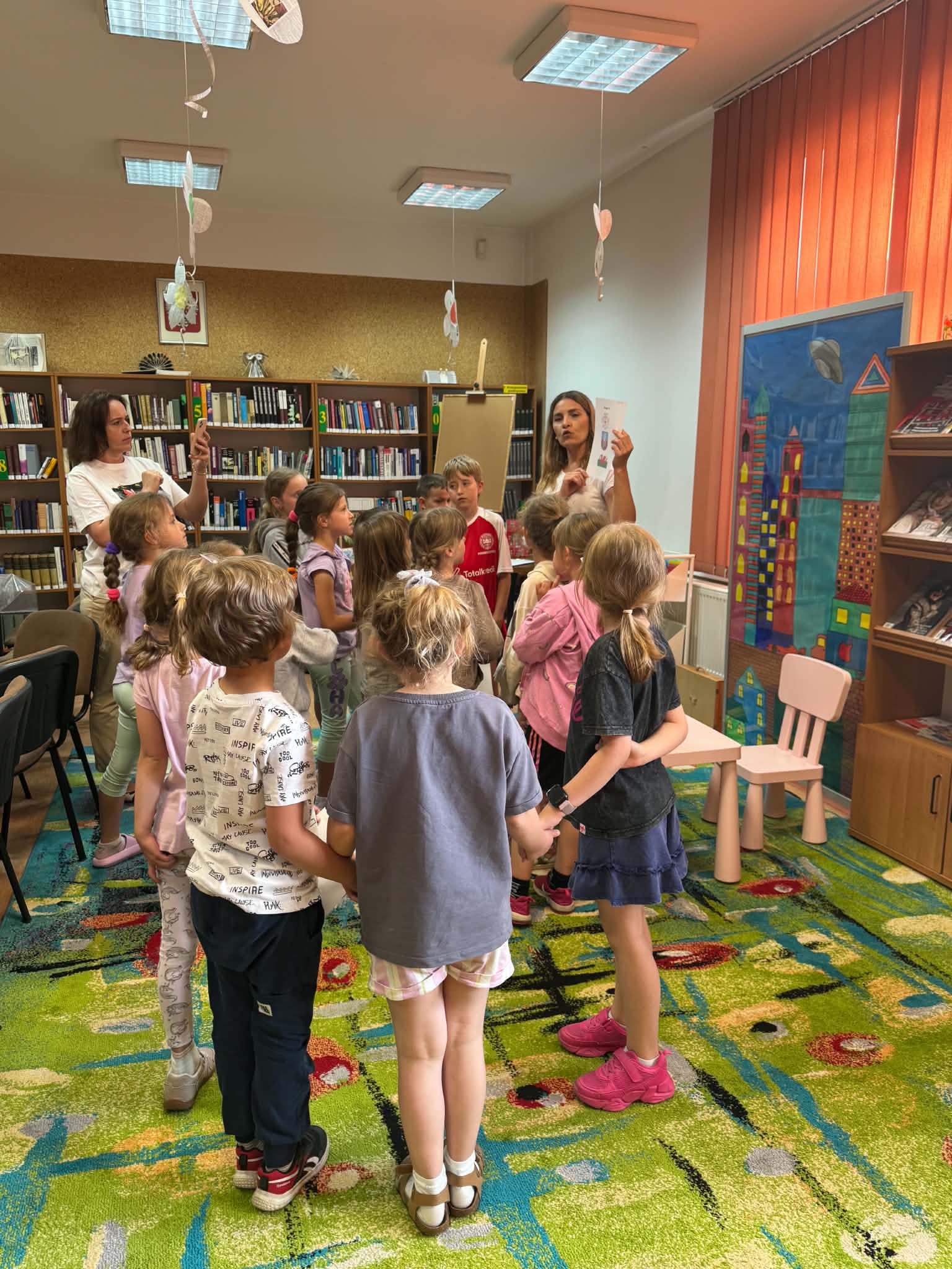 Z okazji XXV Ogólnopolskiego Tygodnia Czytania Dzieciom, nasza Biblioteka zamieniła się w prawdziwą krainę smoków! Na spotkanie tłumnie przybyli fani wielkich przygód i legendarnych stworzeń. 
