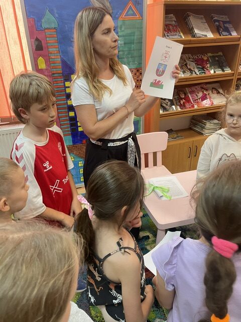 Z okazji XXV Ogólnopolskiego Tygodnia Czytania Dzieciom, nasza Biblioteka zamieniła się w prawdziwą krainę smoków! Na spotkanie tłumnie przybyli fani wielkich przygód i legendarnych stworzeń. poszukiwanie smoków ukrytych w herbach