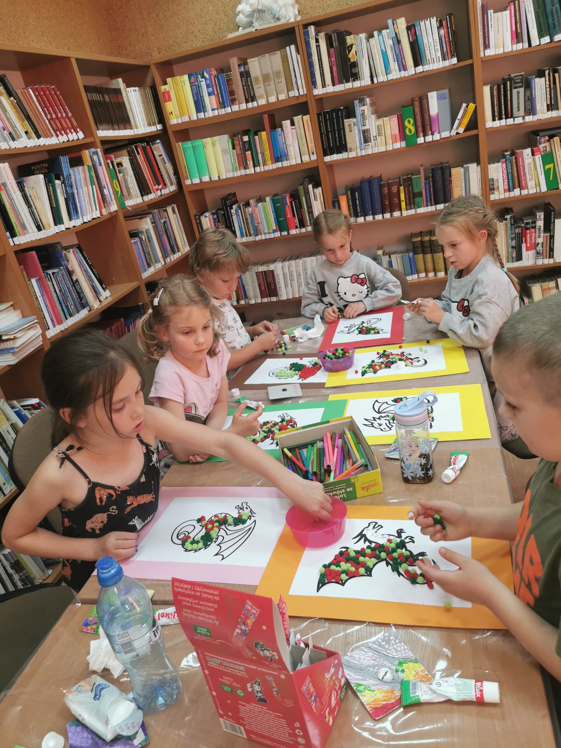 Z okazji XXV Ogólnopolskiego Tygodnia Czytania Dzieciom, nasza Biblioteka zamieniła się w prawdziwą krainę smoków! Na spotkanie tłumnie przybyli fani wielkich przygód i legendarnych stworzeń. praca plastyczna