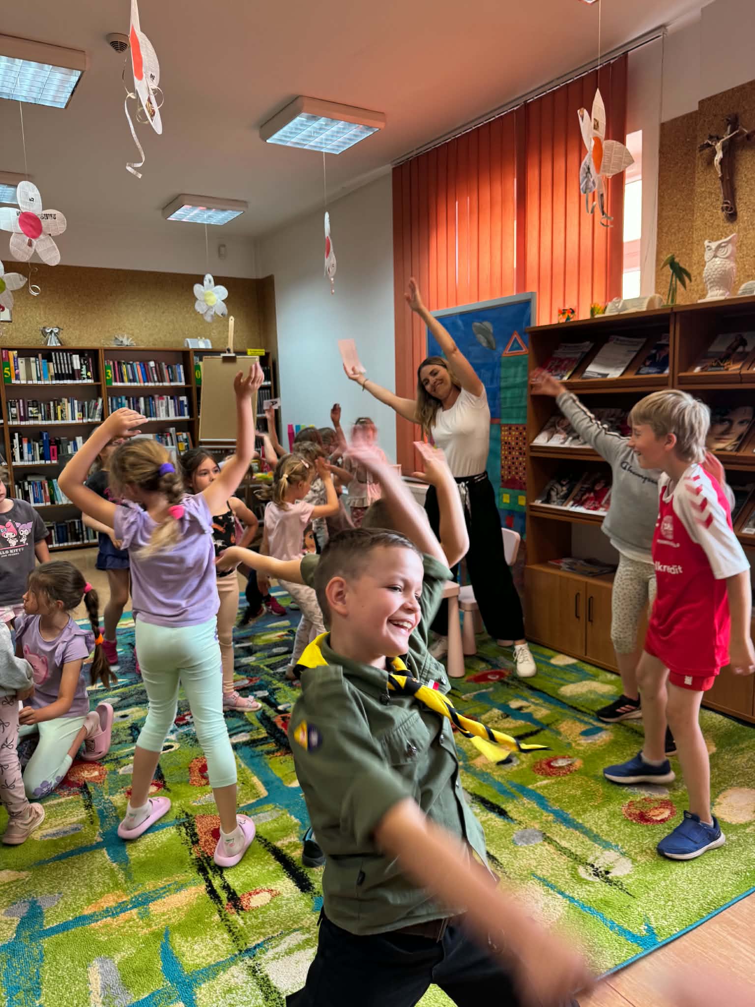 Z okazji XXV Ogólnopolskiego Tygodnia Czytania Dzieciom, nasza Biblioteka zamieniła się w prawdziwą krainę smoków! Na spotkanie tłumnie przybyli fani wielkich przygód i legendarnych stworzeń.