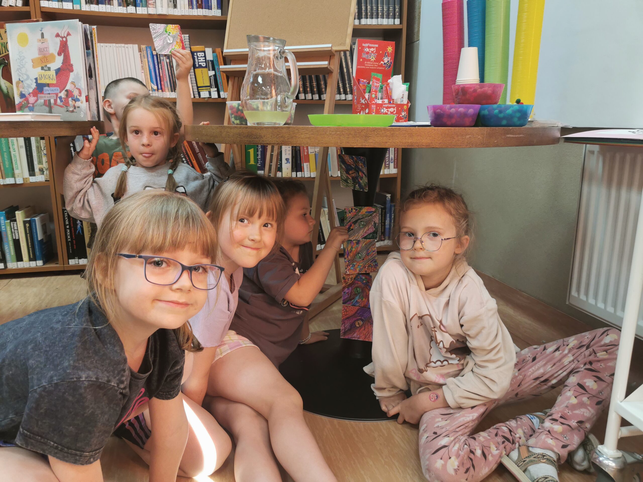 Z okazji XXV Ogólnopolskiego Tygodnia Czytania Dzieciom, nasza Biblioteka zamieniła się w prawdziwą krainę smoków! Na spotkanie tłumnie przybyli fani wielkich przygód i legendarnych stworzeń. prezentacja magnesów ze smokami.