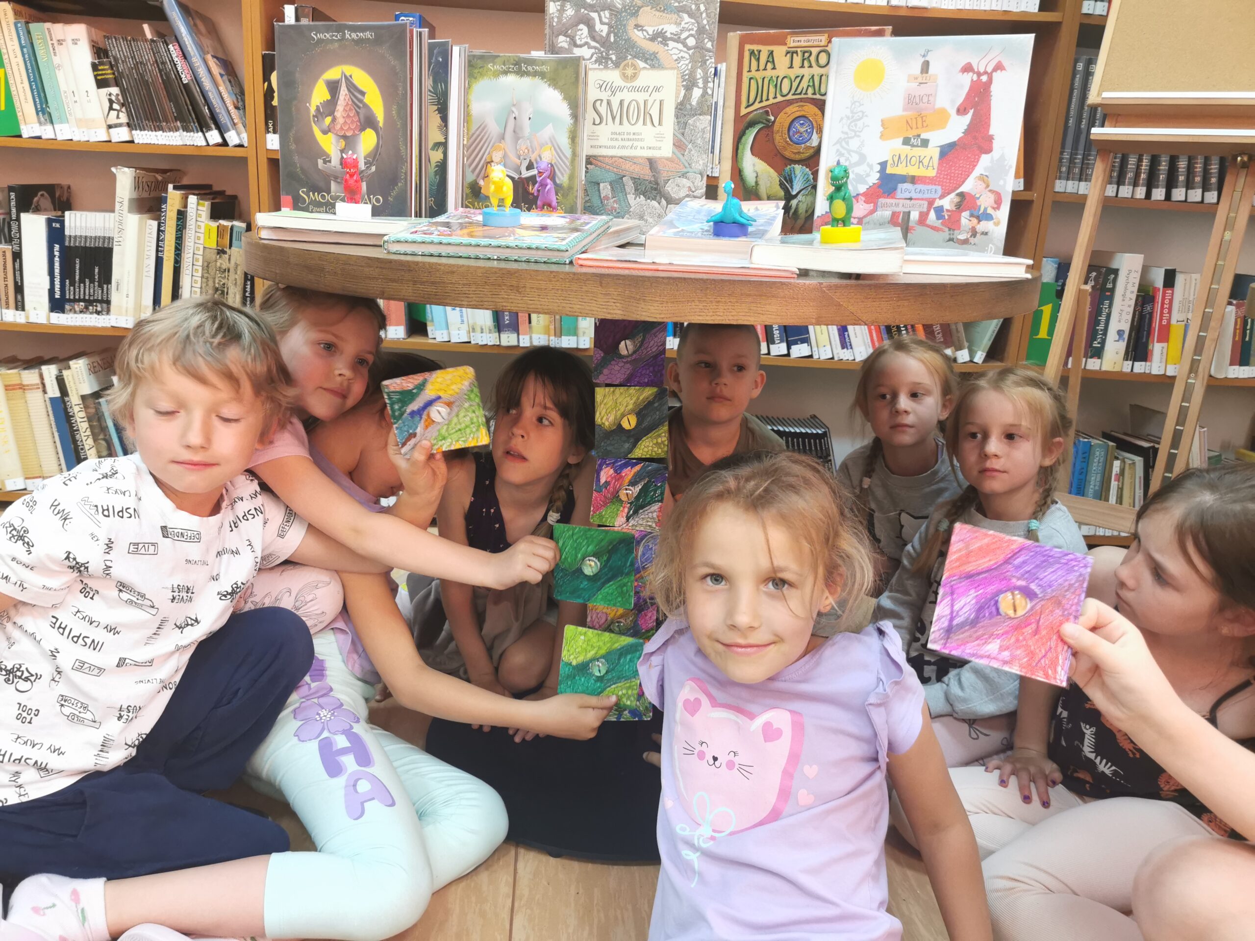 Z okazji XXV Ogólnopolskiego Tygodnia Czytania Dzieciom, nasza Biblioteka zamieniła się w prawdziwą krainę smoków! Na spotkanie tłumnie przybyli fani wielkich przygód i legendarnych stworzeń. prezentacja magnesów ze smokami