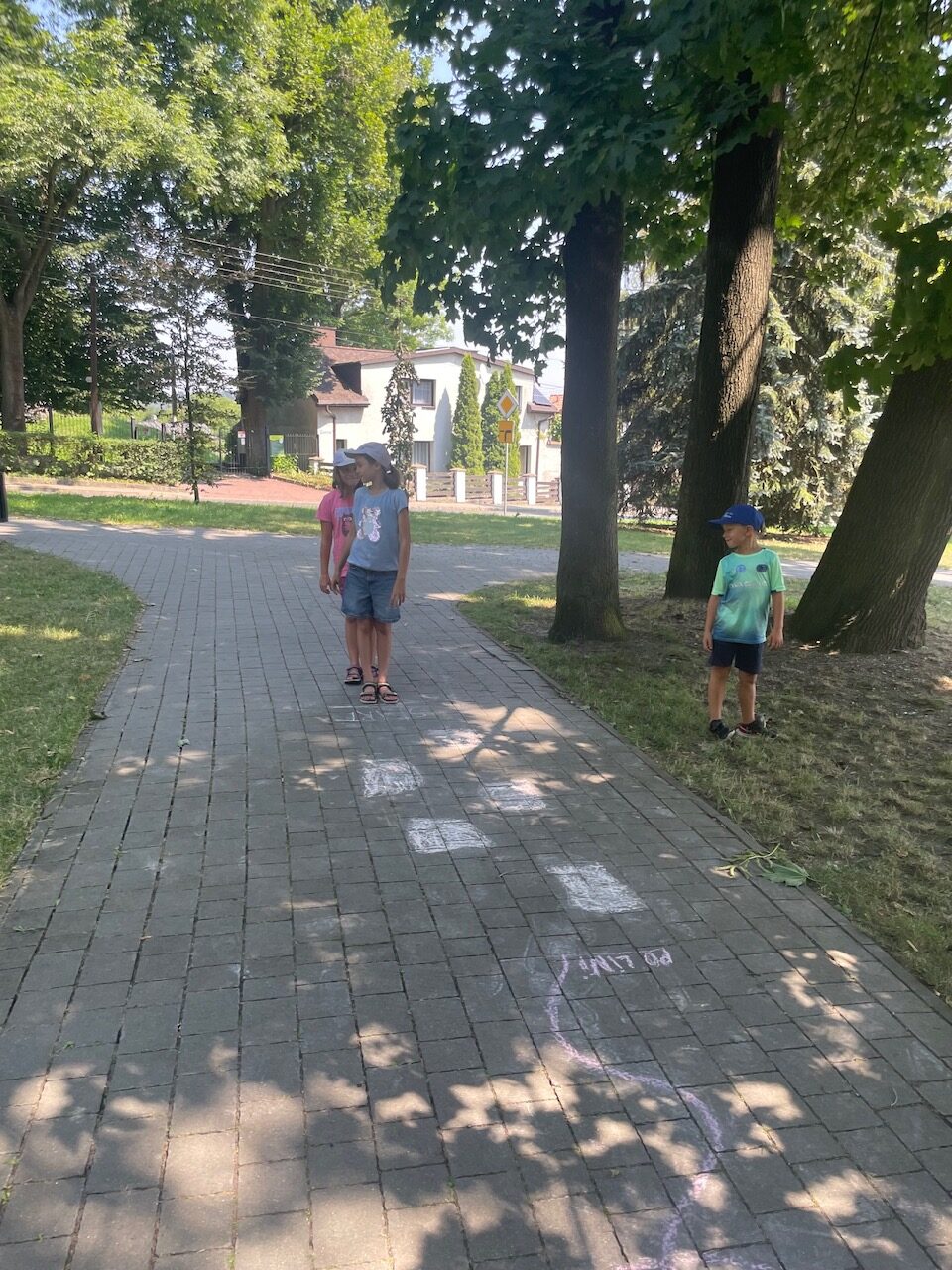 wakacyjne zajęcia z dziećmi w parku miejskim.