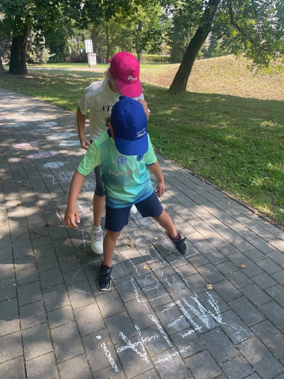 wakacyjne zajęcia z dziećmi w parku miejskim.