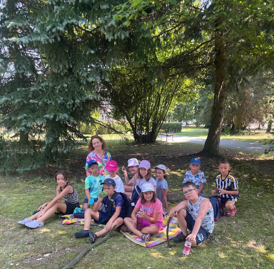 zdjęcie grupowe dzieci w parku miejskim