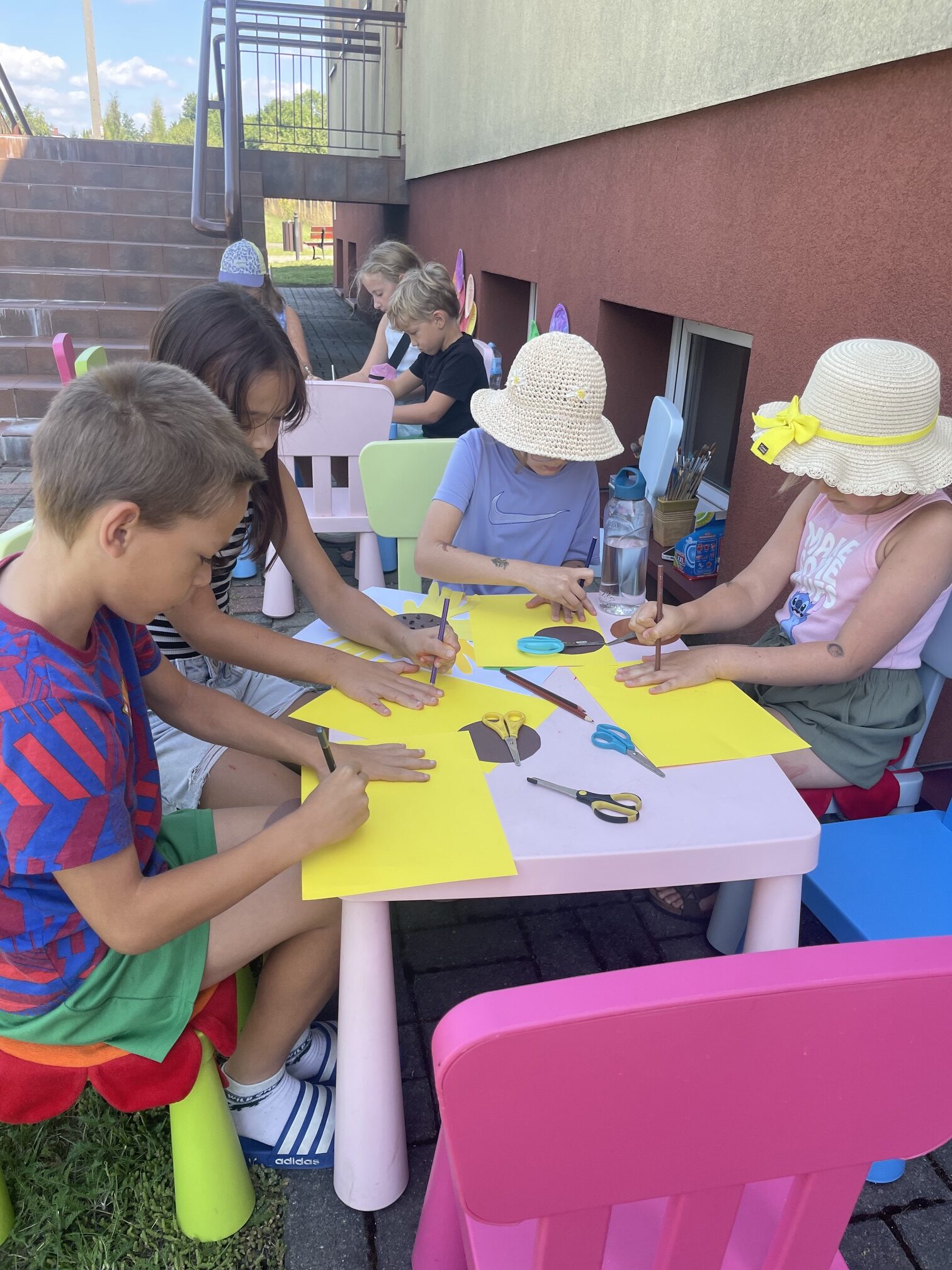 wykonywanie słoneczników z papieru